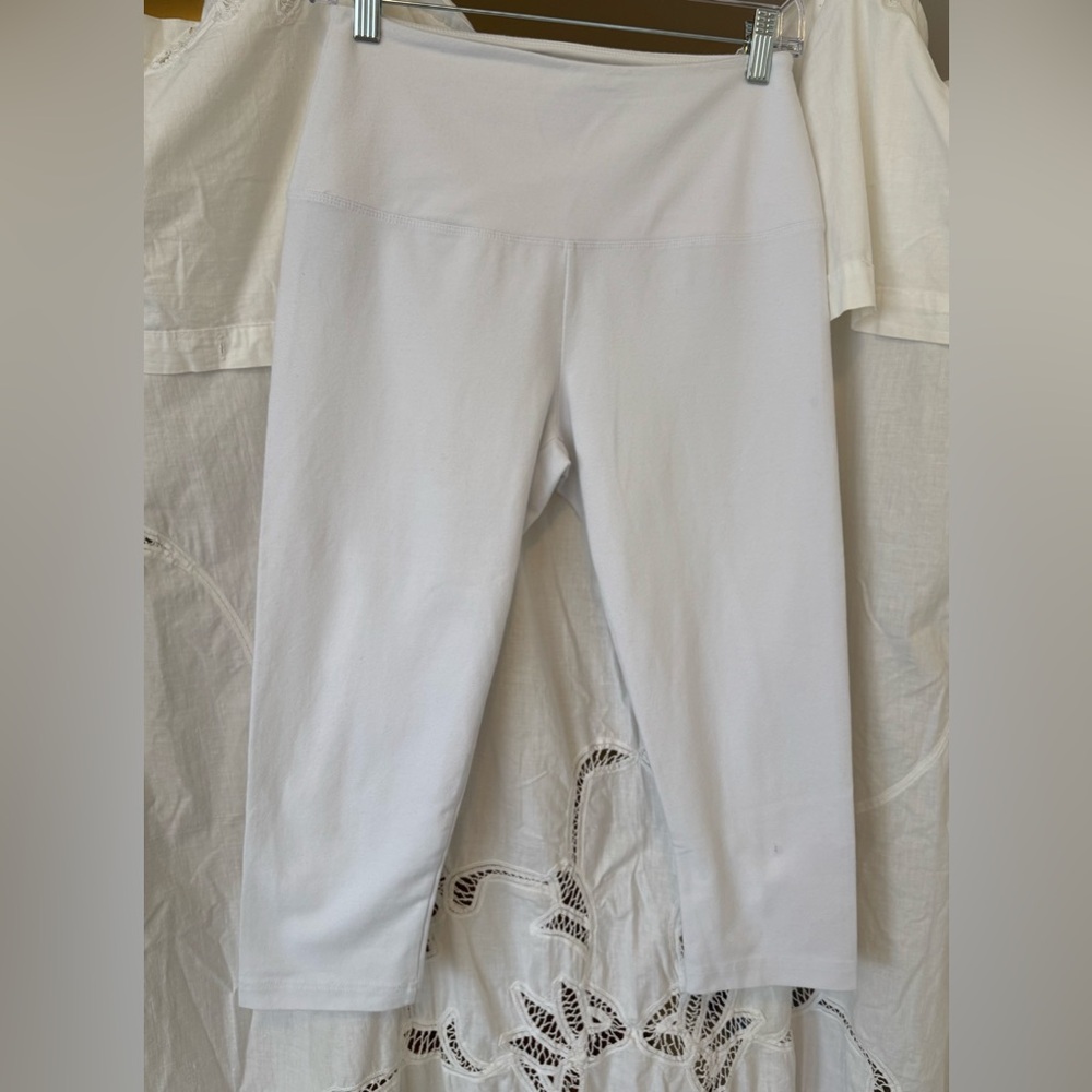 Lyssé white cropped leggings. Size M.